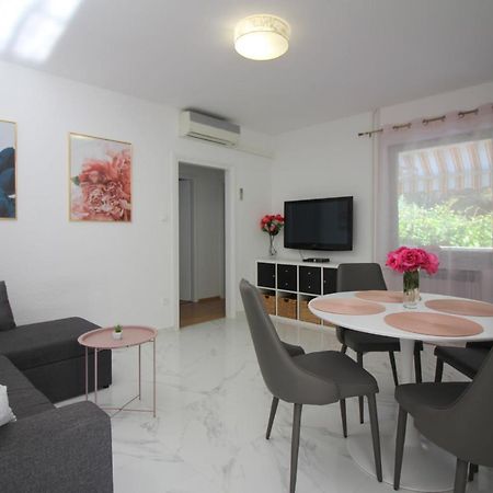 Modern Apartment Sabina With Nice Garden Porec Bagian luar foto