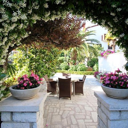 Modern Apartment Sabina With Nice Garden Porec Bagian luar foto