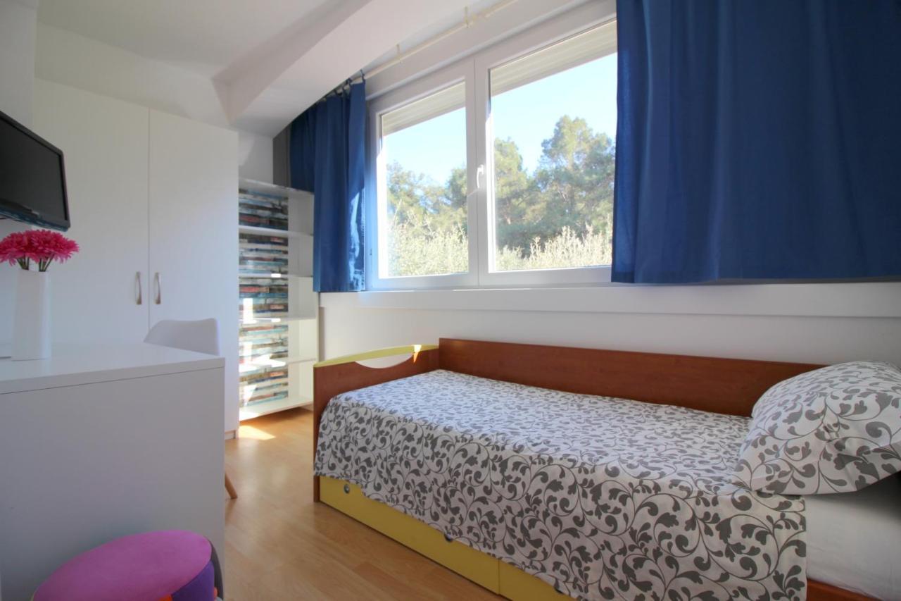 Modern Apartment Sabina With Nice Garden Porec Bagian luar foto