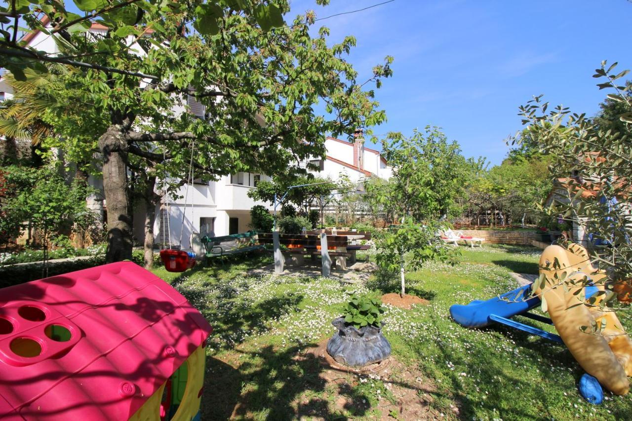 Modern Apartment Sabina With Nice Garden Porec Bagian luar foto