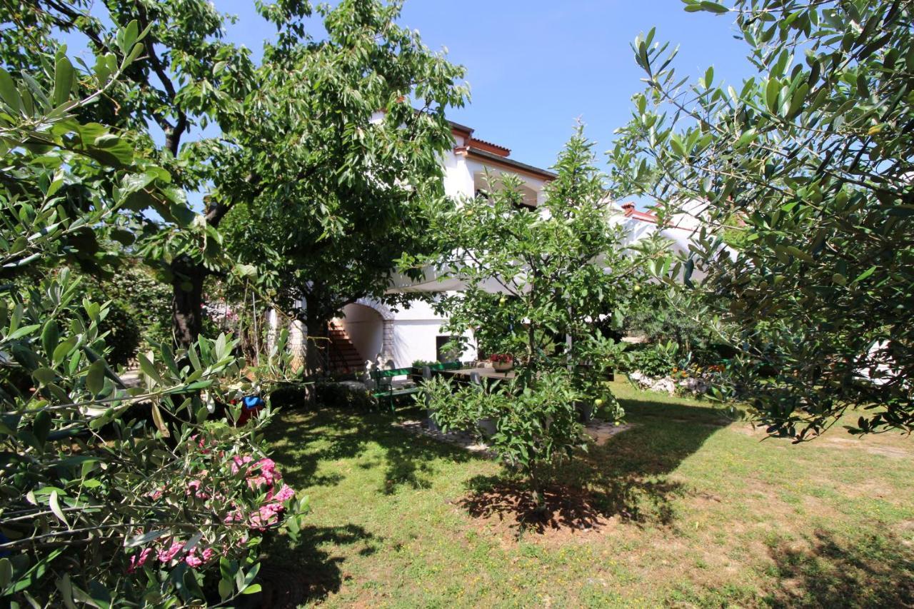 Modern Apartment Sabina With Nice Garden Porec Bagian luar foto
