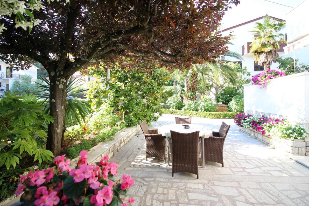 Modern Apartment Sabina With Nice Garden Porec Bagian luar foto