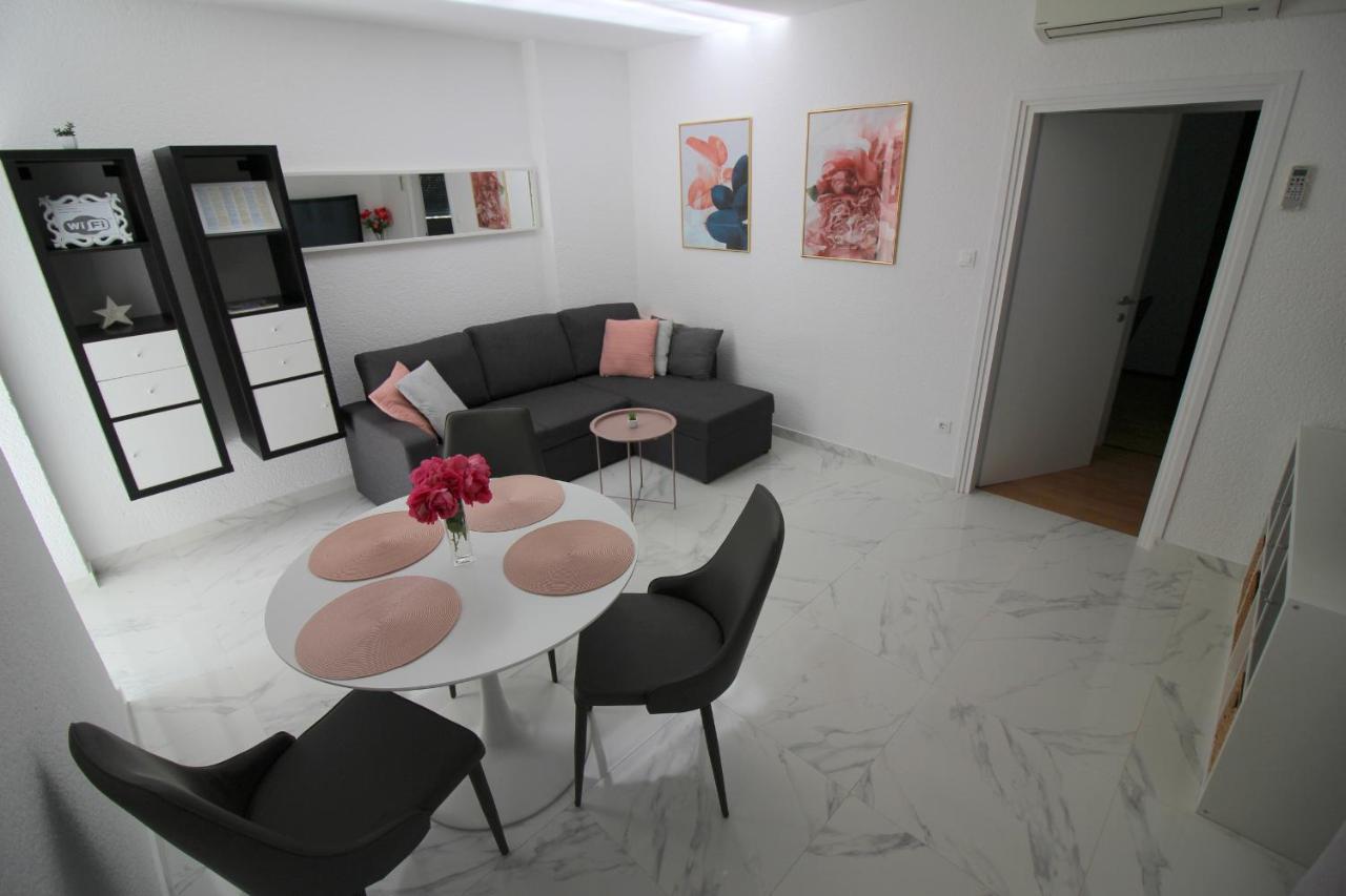 Modern Apartment Sabina With Nice Garden Porec Bagian luar foto