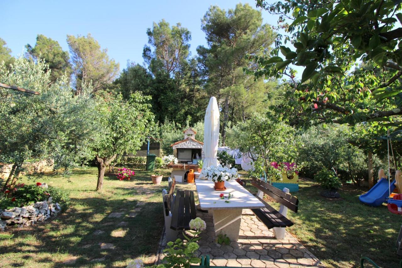 Modern Apartment Sabina With Nice Garden Porec Bagian luar foto