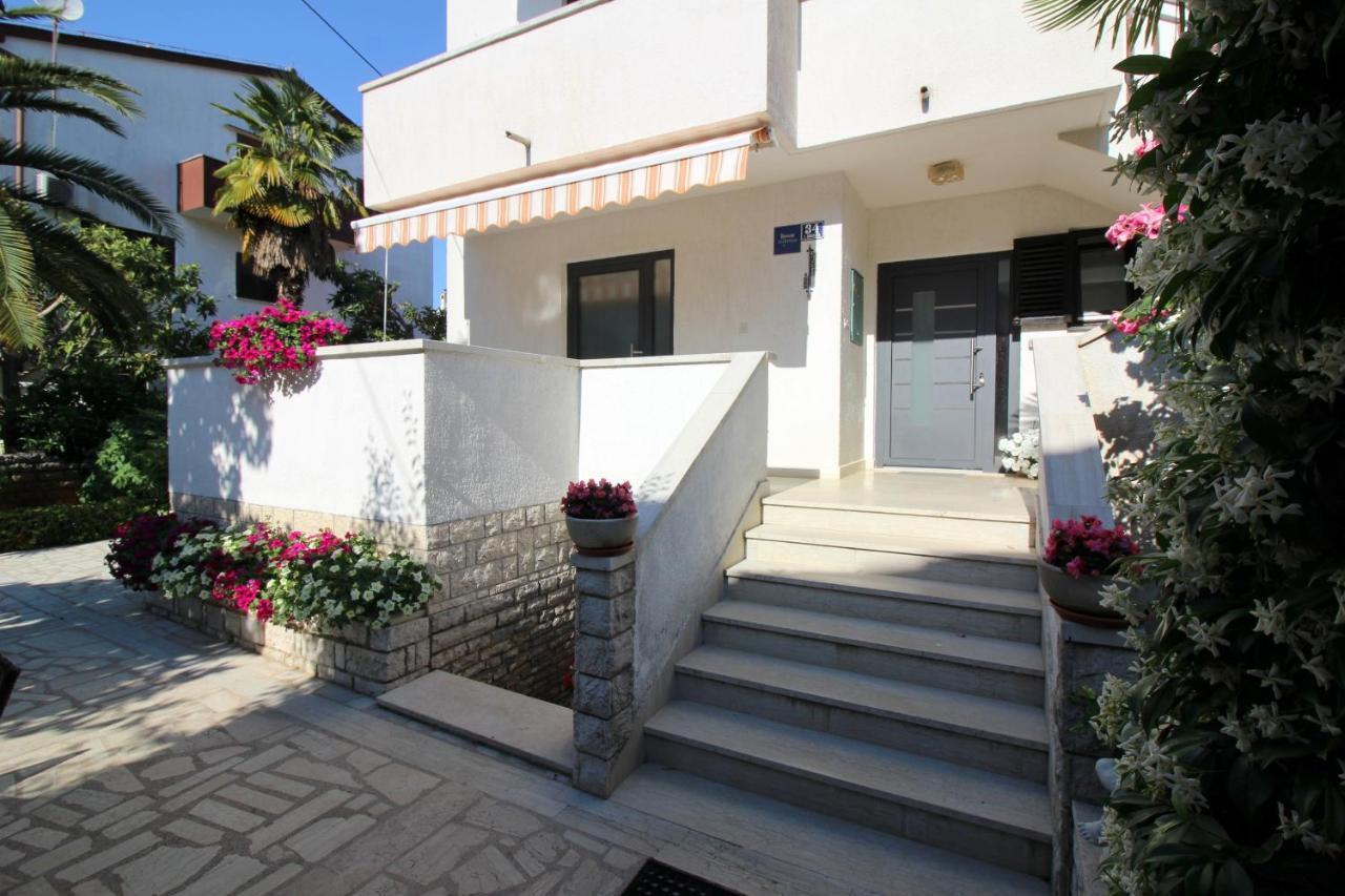 Modern Apartment Sabina With Nice Garden Porec Bagian luar foto