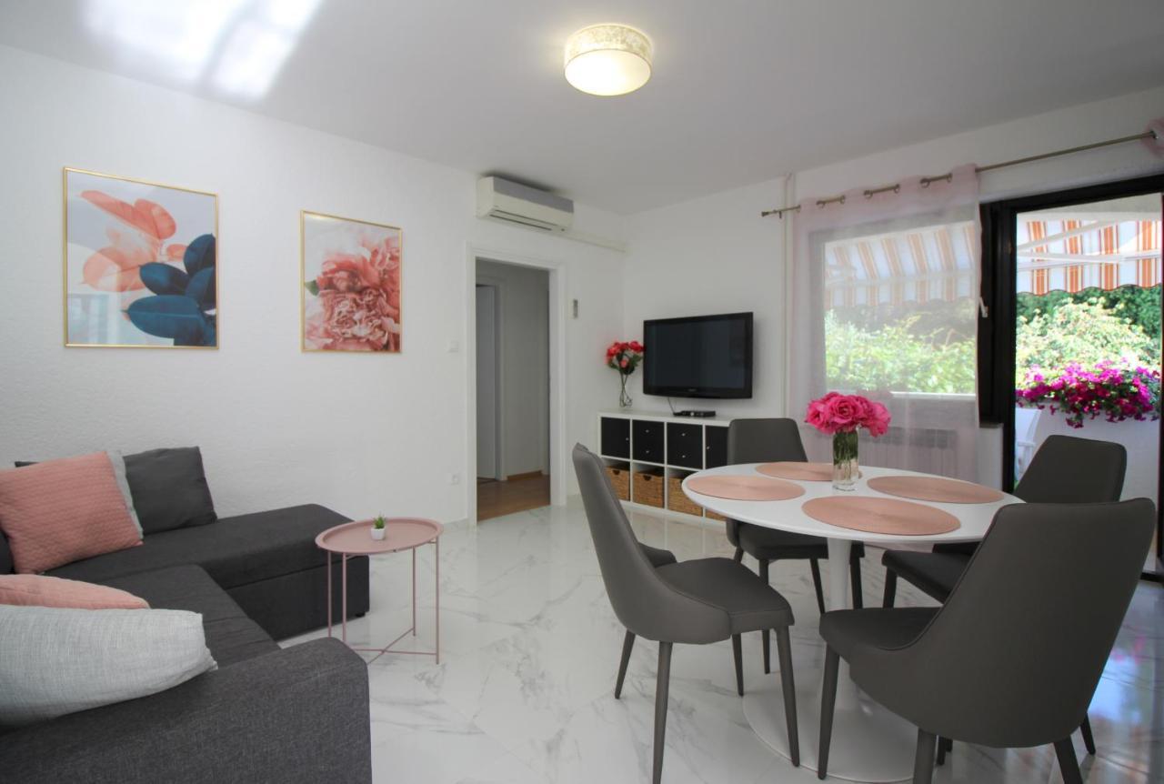Modern Apartment Sabina With Nice Garden Porec Bagian luar foto
