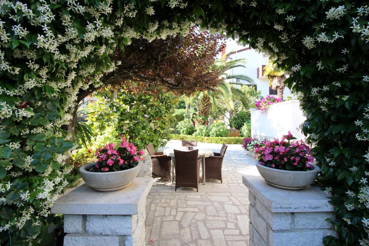 Modern Apartment Sabina With Nice Garden Porec Bagian luar foto
